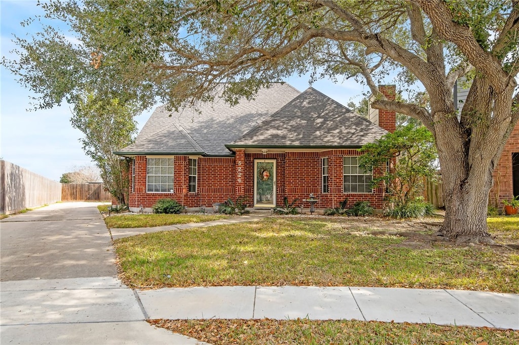 view of front of property featuring a front yard