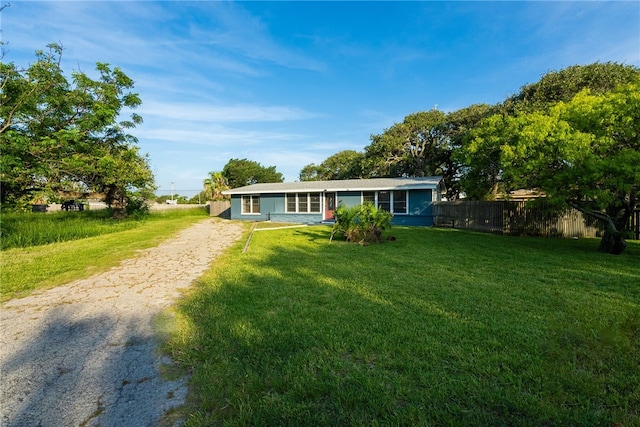 ranch-style house featuring a front yard