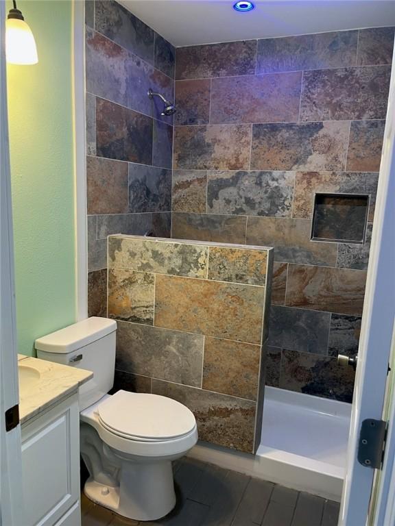1123 S Fuqua St, Rockport, TX 78382 - bathroom with a tile shower, toilet, and vanity