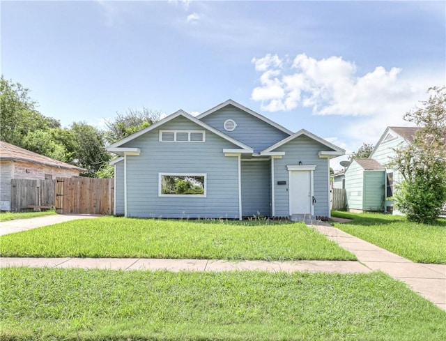 view of front of property featuring a front lawn and fence