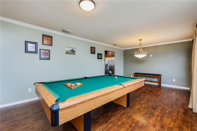 playroom with baseboards, wood-type flooring, visible vents, and crown molding