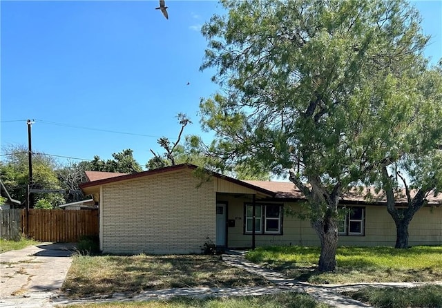 ranch-style house featuring a front yard