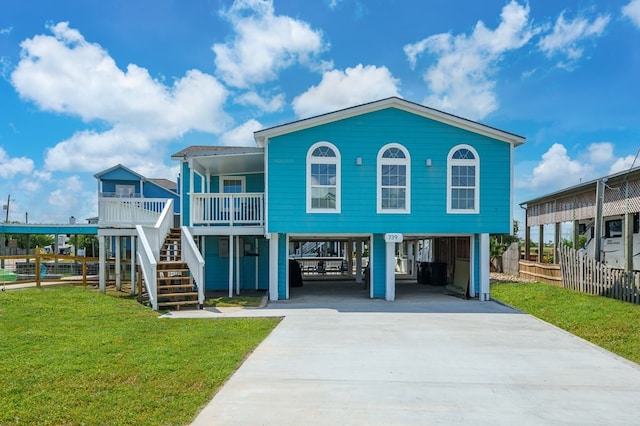 view of front of property featuring a front yard and a carport