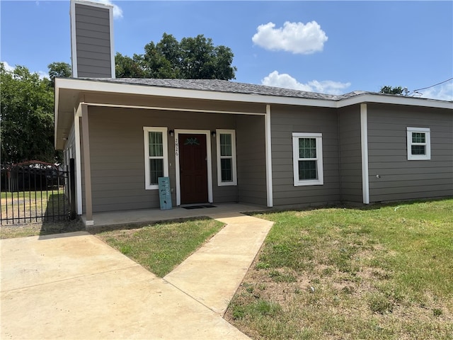 view of front facade featuring a porch and a front yard