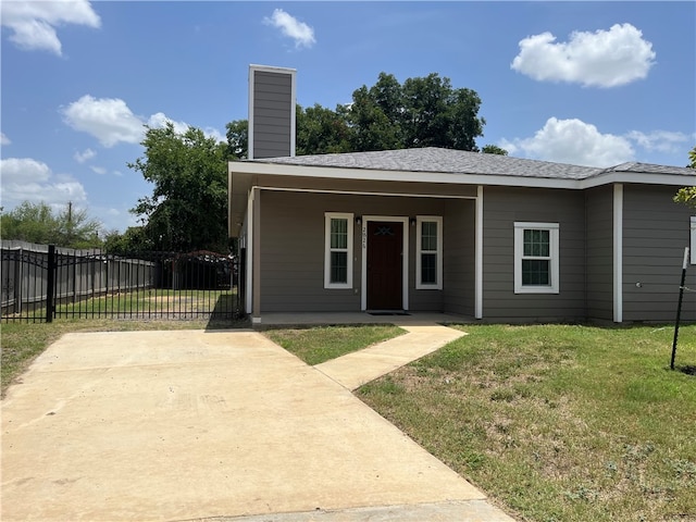 view of front of house featuring a front yard