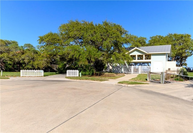 101 Boardwalk Ave, Rockport, TX 78382 - exterior space featuring a fenced front yard