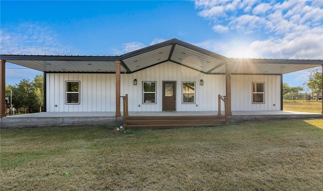 view of front of property with a front lawn