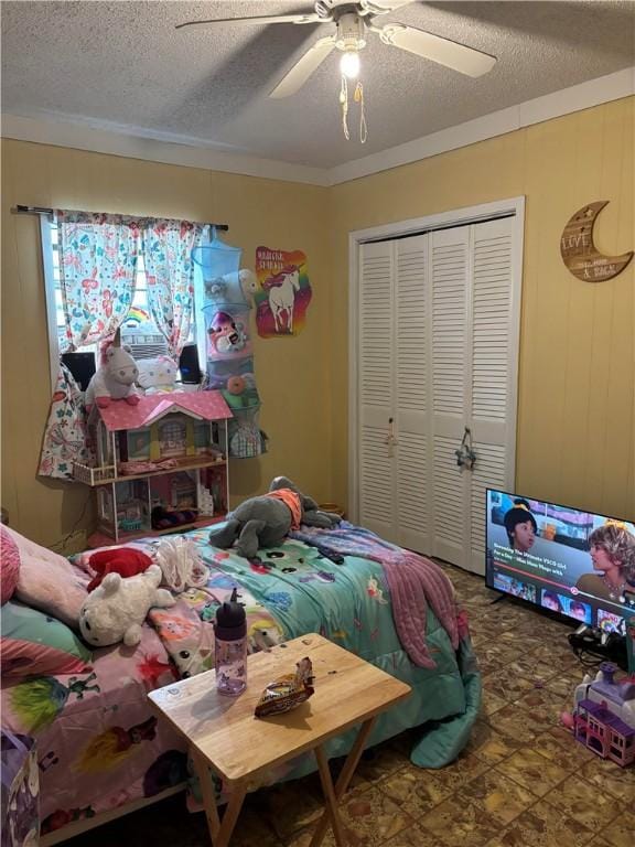 bedroom with a textured ceiling, a closet, and ceiling fan