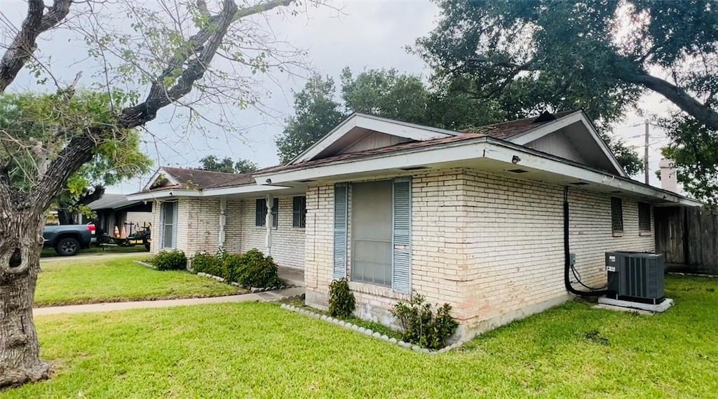 4901 French Dr, Corpus Christi, TX 78411 - view of side of property featuring brick siding and a yard