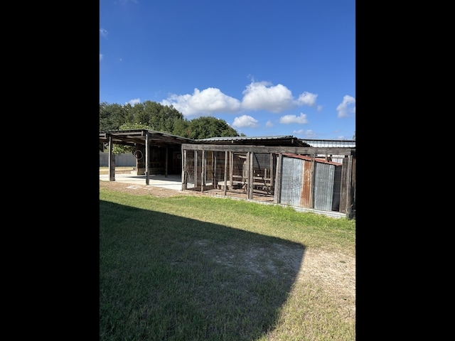 view of yard featuring an outbuilding