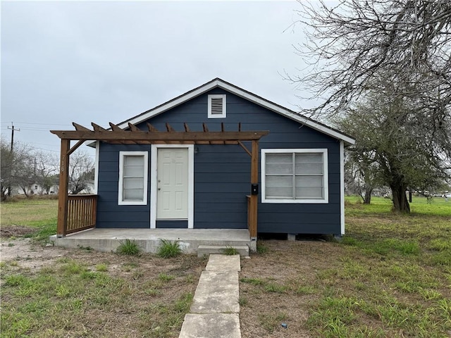 bungalow with a pergola and a front yard