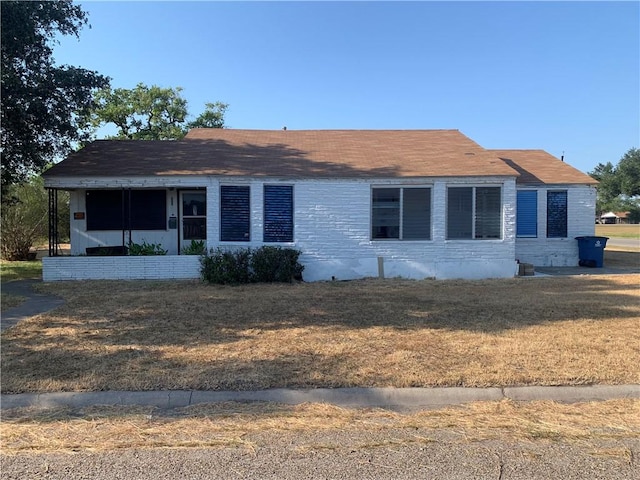 view of front of property featuring a front lawn