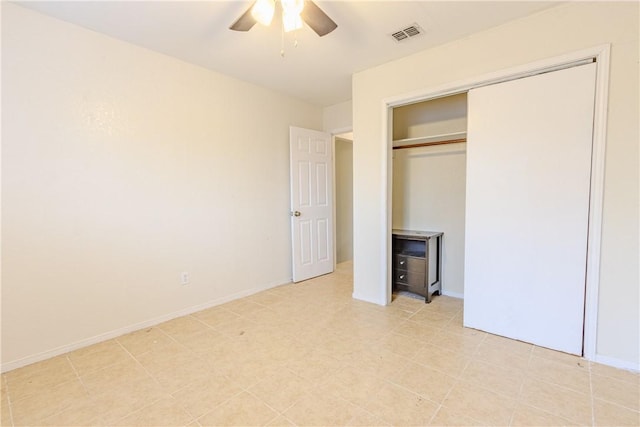 unfurnished bedroom with ceiling fan and a closet