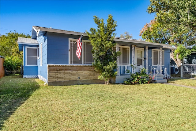 view of front of property featuring a front yard and covered porch