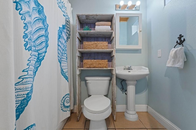 full bathroom with toilet, a shower with curtain, tile patterned flooring, and baseboards