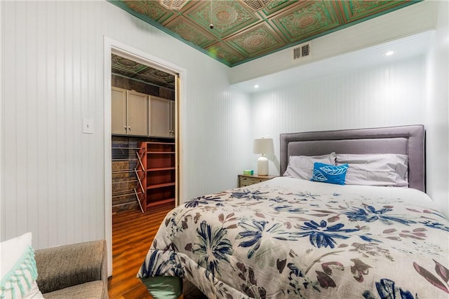 3938 Surfside Blvd Unit 2244, Corpus Christi, TX 78402 - bedroom featuring an ornate ceiling, a closet, visible vents, a walk in closet, and wood finished floors