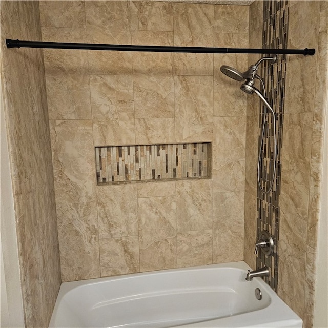 bathroom with tiled shower / bath