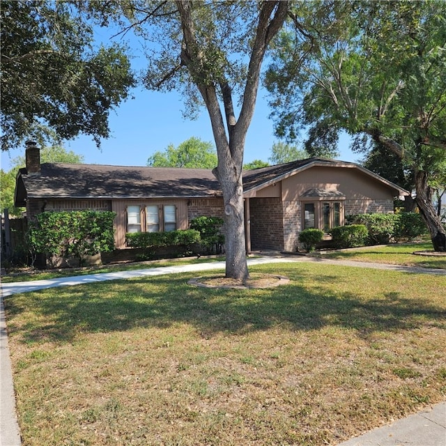 single story home with a front lawn