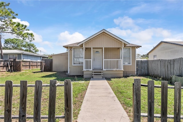 view of front of property with a front yard