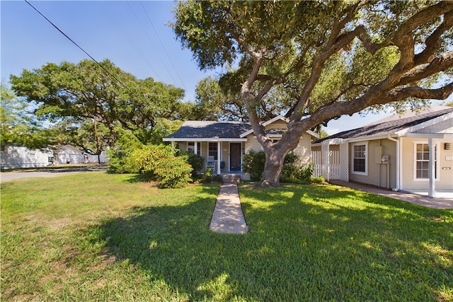718 N Live Oak St, Rockport, TX 78382 - bungalow-style home featuring a front yard