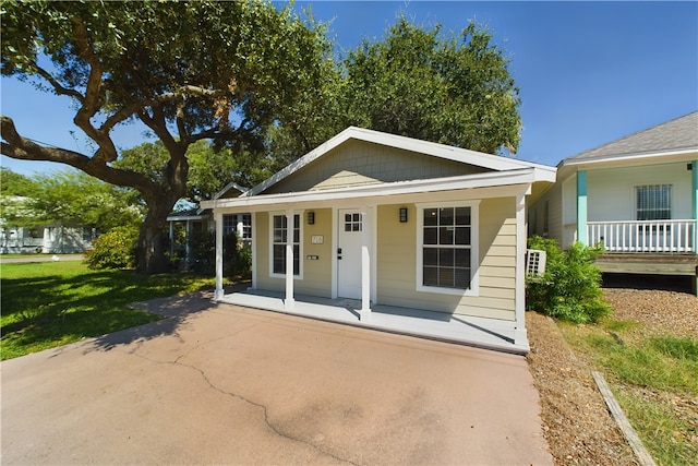 718 N Live Oak St, Rockport, TX 78382 - view of front of home featuring a porch and a front yard
