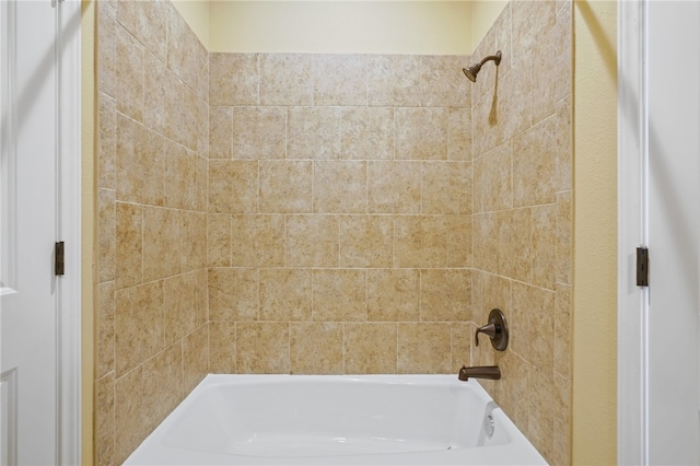 bathroom featuring tiled shower / bath