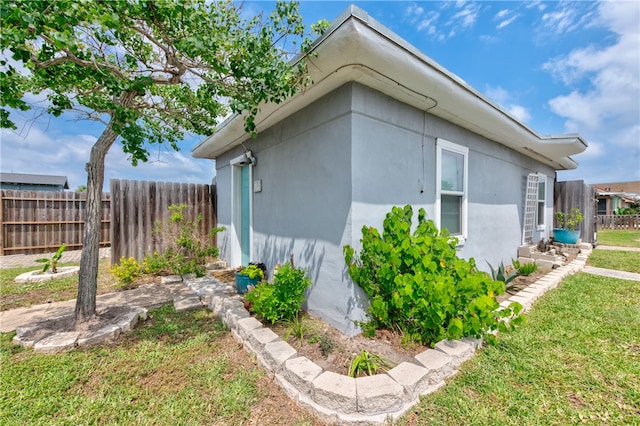 view of side of property featuring a yard