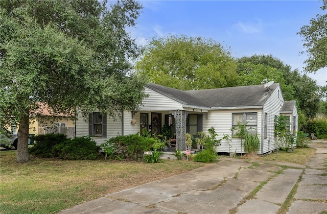 view of front of house featuring a front lawn and covered porch