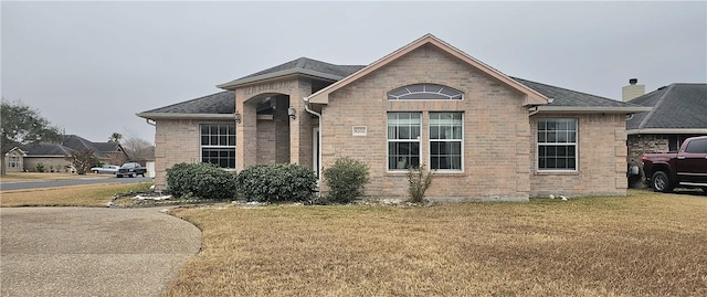 view of front of property with a front lawn