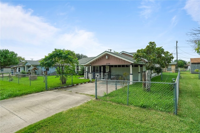 view of front of property featuring a front yard