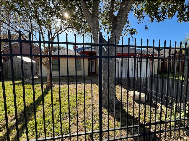 view of gate featuring a lawn