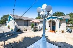 view of front facade with a front yard