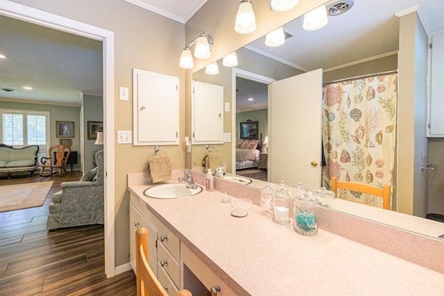 161 Red Bird Rdg, Beeville, TX 78102 - bathroom featuring ensuite bath, wood finished floors, crown molding, vanity, and curtained shower