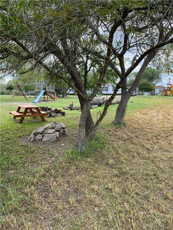 Listing photo 2 for 806 W 3rd St W, Bishop TX 78343