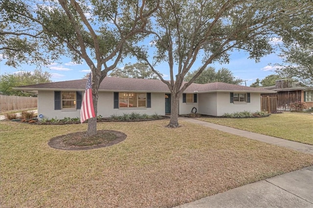 single story home with a front yard