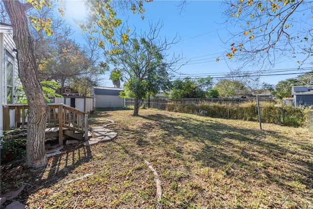 view of yard featuring a storage shed