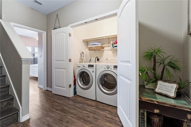 clothes washing area with laundry area, visible vents, a ceiling fan, dark wood-style floors, and independent washer and dryer