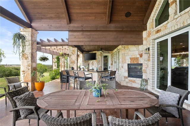 5502 E Riverview Dr, Corpus Christi, TX 78410 - view of patio featuring a bar, outdoor dining space, and a ceiling fan