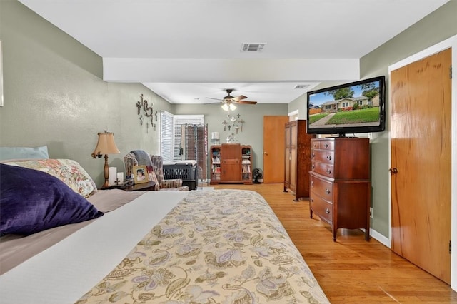 934 Cunningham St, Corpus Christi, TX 78411 - bedroom with light wood-style flooring and ceiling fan