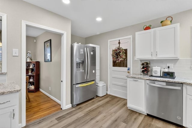 934 Cunningham St, Corpus Christi, TX 78411 - kitchen featuring stainless steel appliances, light wood-style floors, white cabinets, decorative backsplash, and recessed lighting