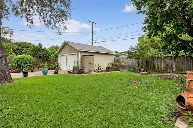 934 Cunningham St, Corpus Christi, TX 78411 - fenced backyard featuring a detached garage and an outbuilding