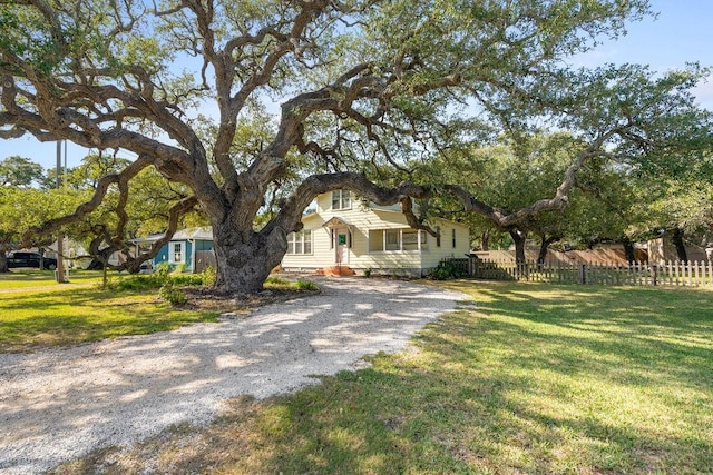 view of front facade featuring a front lawn