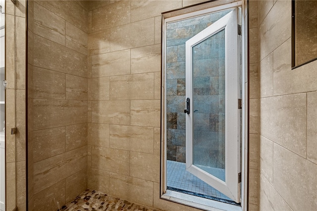 bathroom featuring a tile shower