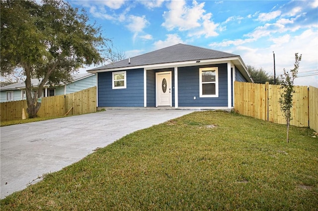 view of front facade featuring a front yard