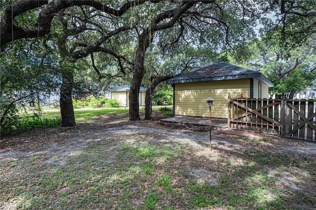 view of yard with an outdoor structure