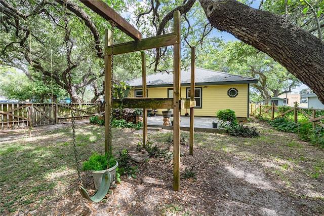 view of yard featuring a patio area