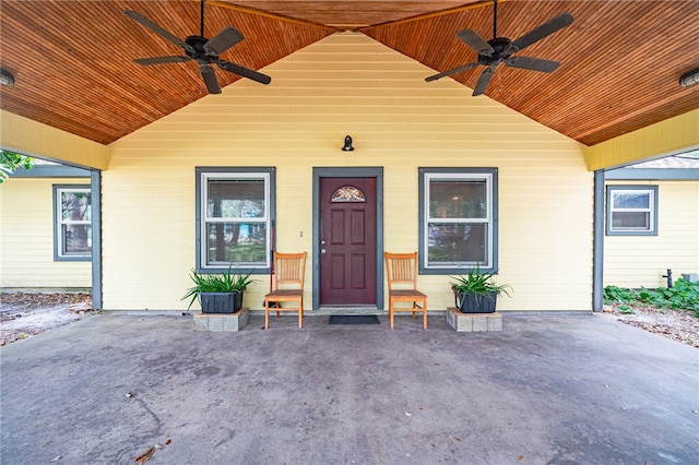 property entrance featuring ceiling fan