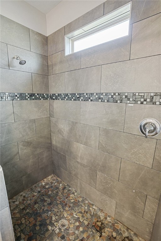 bathroom featuring tiled shower