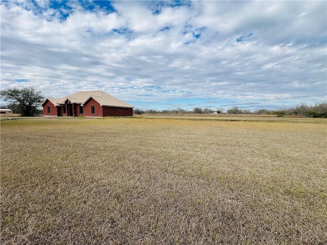 view of yard featuring a rural view