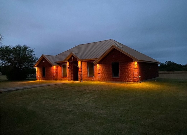 single story home featuring a front yard